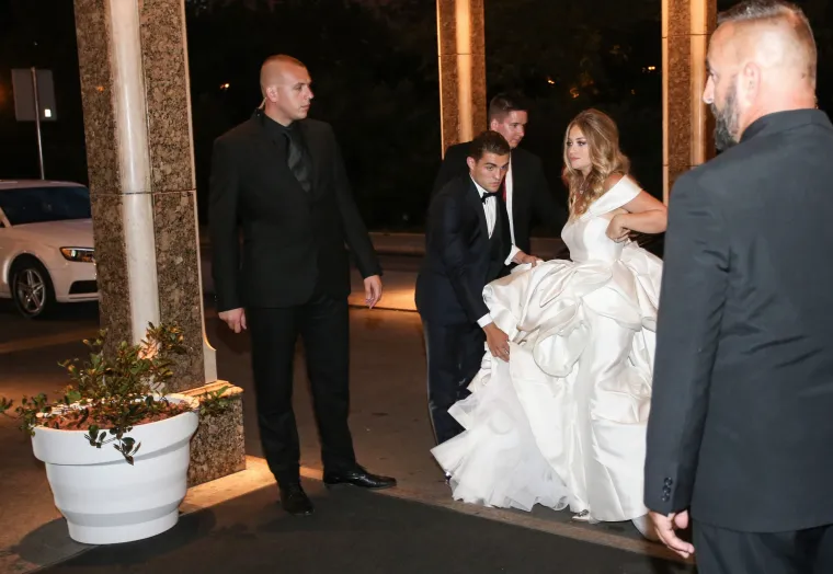 Uzvanici dolaze u hotel Westin na svadbenu večeru Matea Kovačića i Izabel Andrijanić