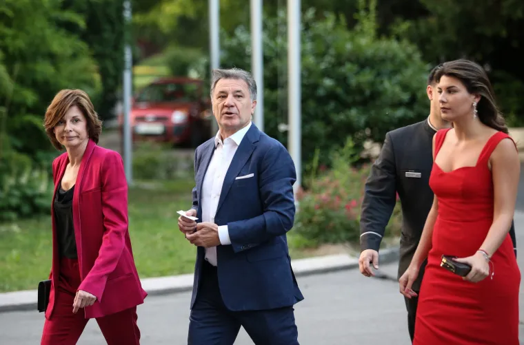 Uzvanici dolaze u hotel Westin na svadbenu večeru Matea Kovačića i Izabel Andrijanić