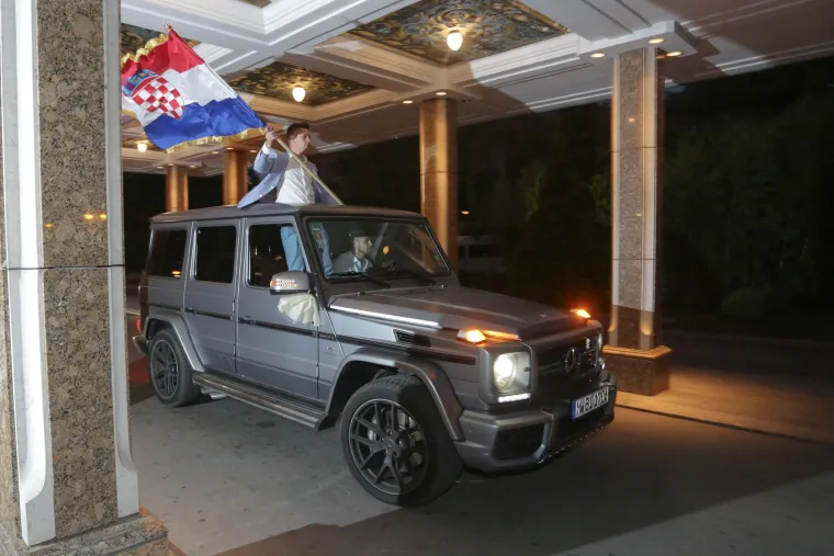 Uzvanici dolaze u hotel Westin na svadbenu večeru Matea Kovačića i Izabel Andrijanić