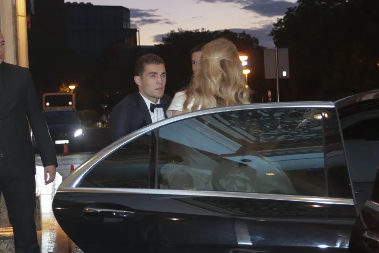 Uzvanici dolaze u hotel Westin na svadbenu večeru Matea Kovačića i Izabel Andrijanić