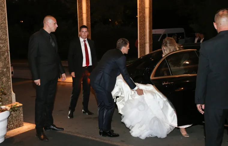 Uzvanici dolaze u hotel Westin na svadbenu večeru Matea Kovačića i Izabel Andrijanić