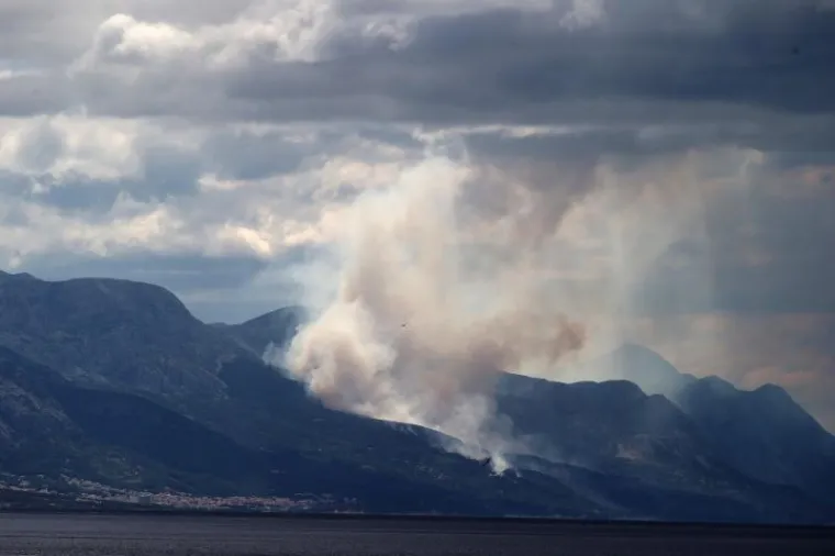 Veliki &scaron;umski požar kod Podgore: Evakuirali goste hotela i stanovnike, gasi ga 250 vatrogasaca