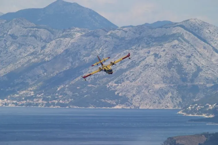 Veliki &scaron;umski požar kod Podgore: Evakuirali goste hotela i stanovnike, gasi ga 250 vatrogasaca