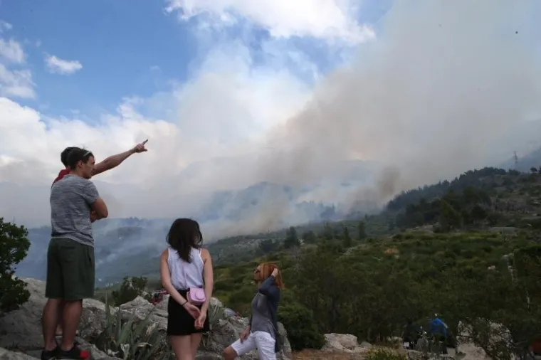Veliki &scaron;umski požar kod Podgore: Evakuirali goste hotela i stanovnike, gasi ga 250 vatrogasaca