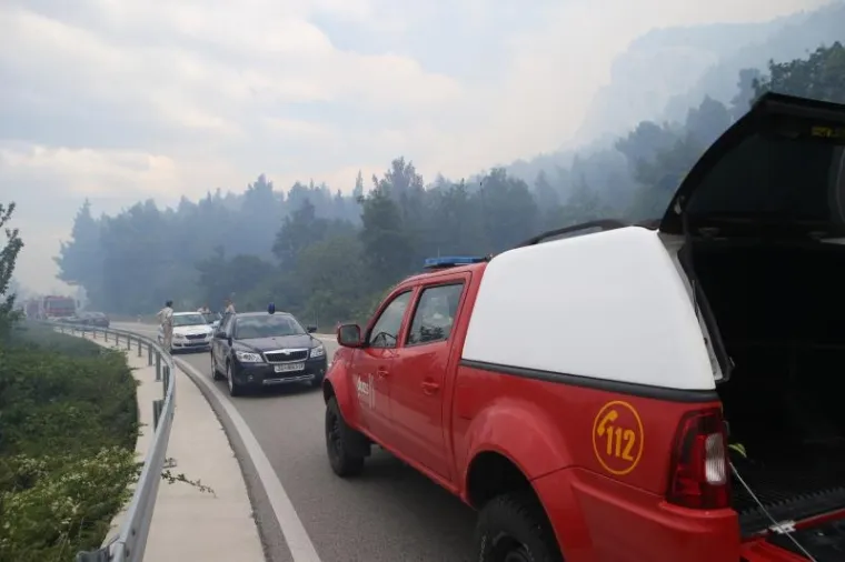 Veliki &scaron;umski požar kod Podgore: Evakuirali goste hotela i stanovnike, gasi ga 250 vatrogasaca