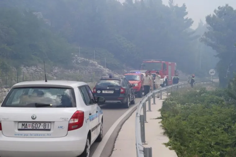 Veliki &scaron;umski požar kod Podgore: Evakuirali goste hotela i stanovnike, gasi ga 250 vatrogasaca