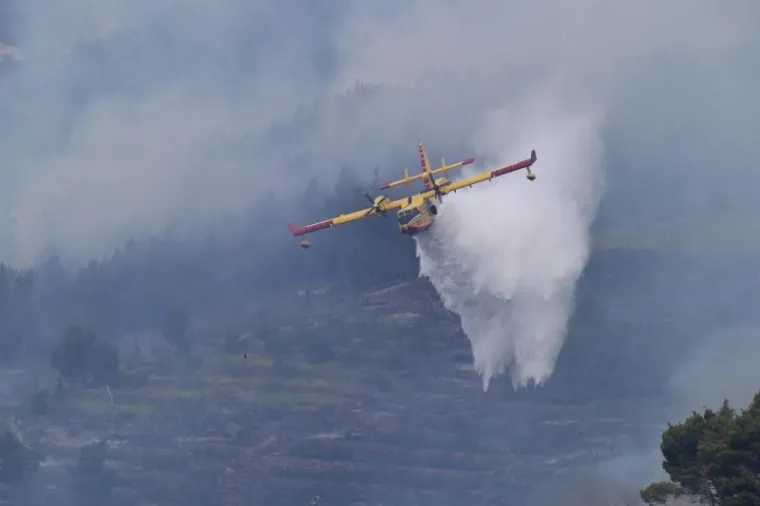 Veliki &scaron;umski požar kod Podgore: Evakuirali goste hotela i stanovnike, gasi ga 250 vatrogasaca