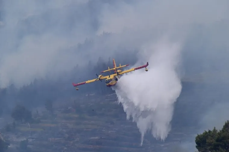 Veliki &scaron;umski požar kod Podgore: Evakuirali goste hotela i stanovnike, gasi ga 250 vatrogasaca