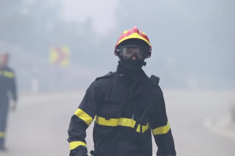 Veliki &scaron;umski požar kod Podgore: Evakuirali goste hotela i stanovnike, gasi ga 250 vatrogasaca