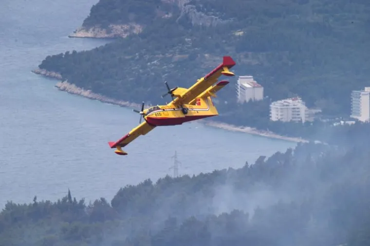 Veliki &scaron;umski požar kod Podgore: Evakuirali goste hotela i stanovnike, gasi ga 250 vatrogasaca