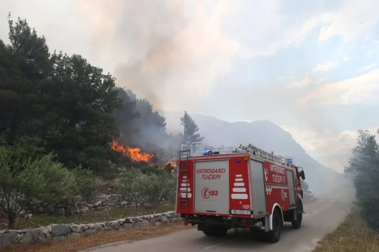 Veliki &scaron;umski požar kod Podgore: Evakuirali goste hotela i stanovnike, gasi ga 250 vatrogasaca