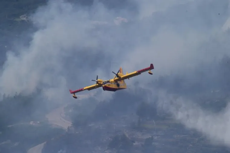 Veliki &scaron;umski požar kod Podgore: Evakuirali goste hotela i stanovnike, gasi ga 250 vatrogasaca