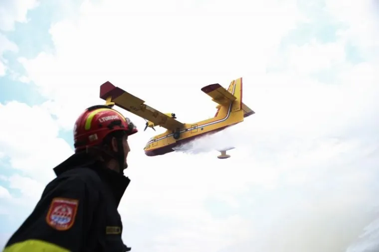 Veliki &scaron;umski požar kod Podgore: Evakuirali goste hotela i stanovnike, gasi ga 250 vatrogasaca