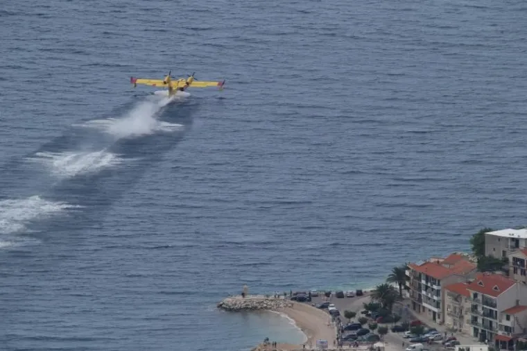 Veliki &scaron;umski požar kod Podgore: Evakuirali goste hotela i stanovnike, gasi ga 250 vatrogasaca