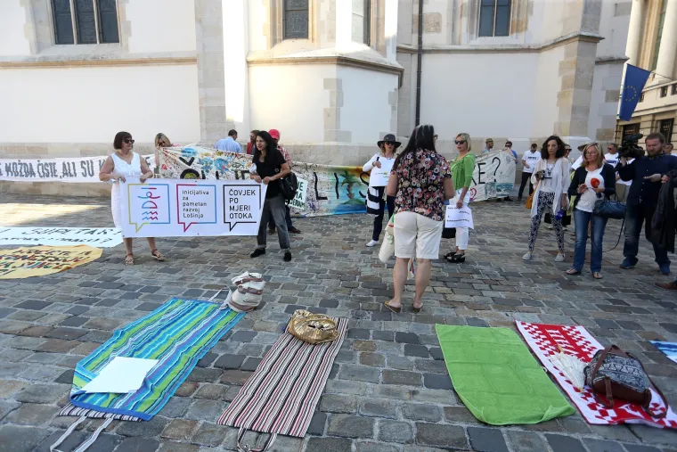 Otočani Markov trg pretvorili u plažu