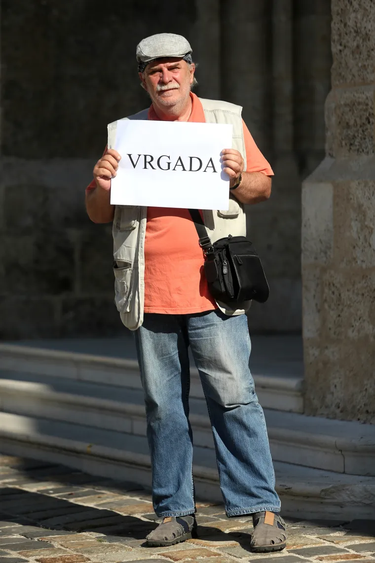 Otočani Markov trg pretvorili u plažu