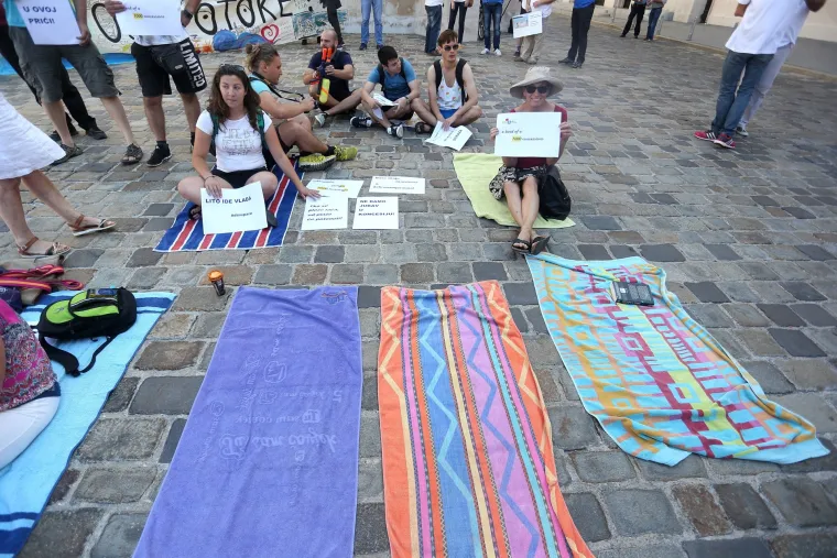 Otočani Markov trg pretvorili u plažu