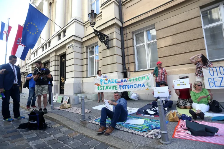 Otočani Markov trg pretvorili u plažu
