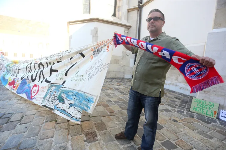 Otočani Markov trg pretvorili u plažu