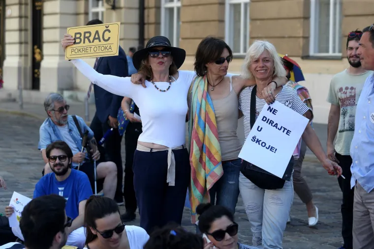 Otočani Markov trg pretvorili u plažu