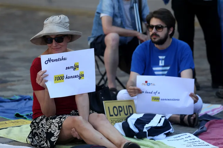 Otočani Markov trg pretvorili u plažu