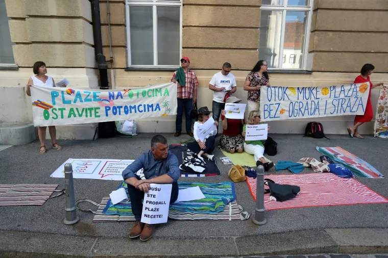 Otočani Markov trg pretvorili u plažu