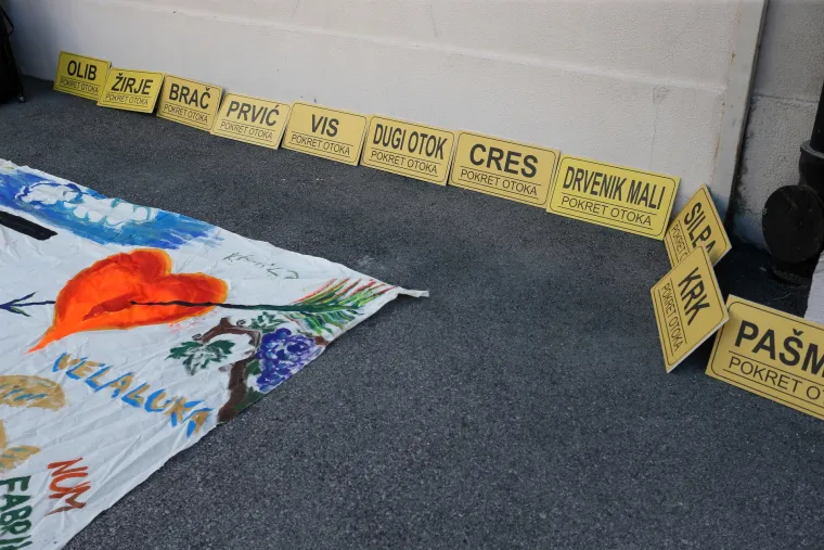 Otočani Markov trg pretvorili u plažu