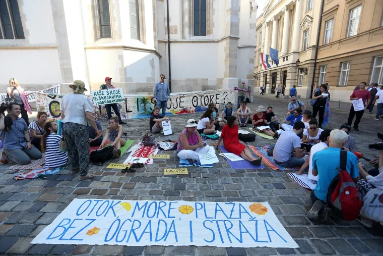 Otočani Markov trg pretvorili u plažu