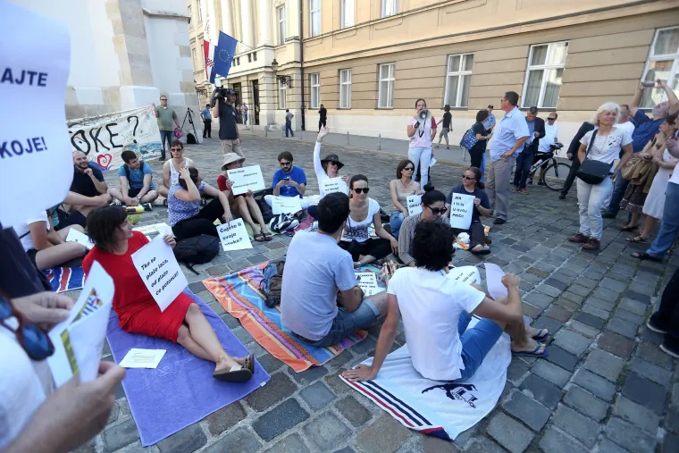 Otočani Markov trg pretvorili u plažu