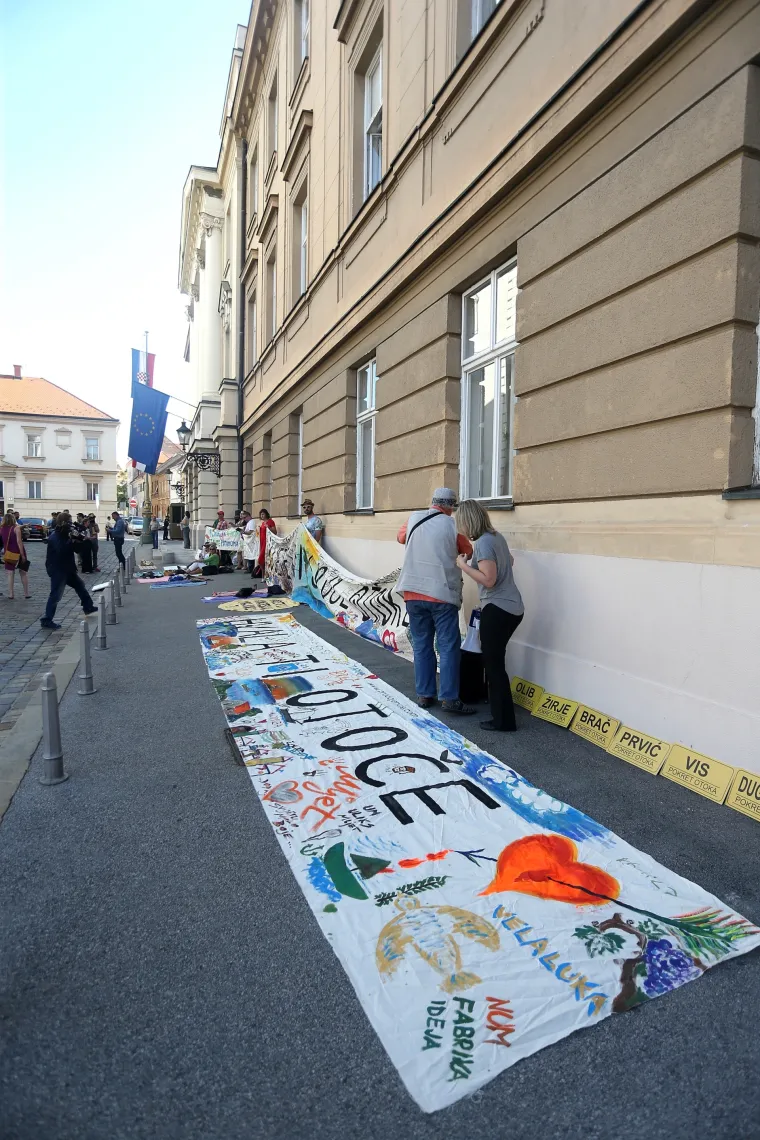 Otočani Markov trg pretvorili u plažu