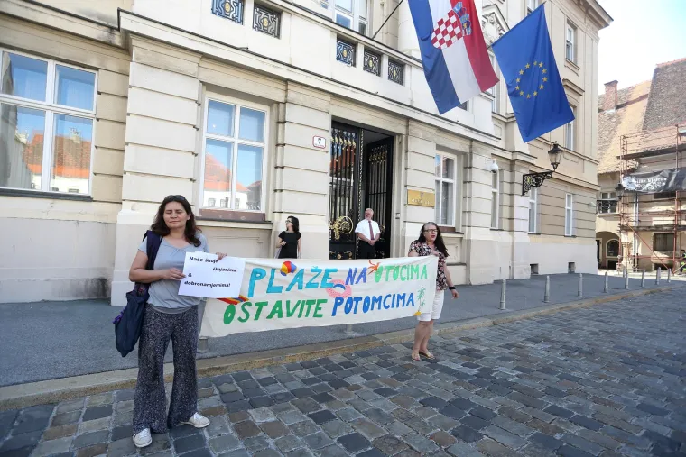 Otočani Markov trg pretvorili u plažu