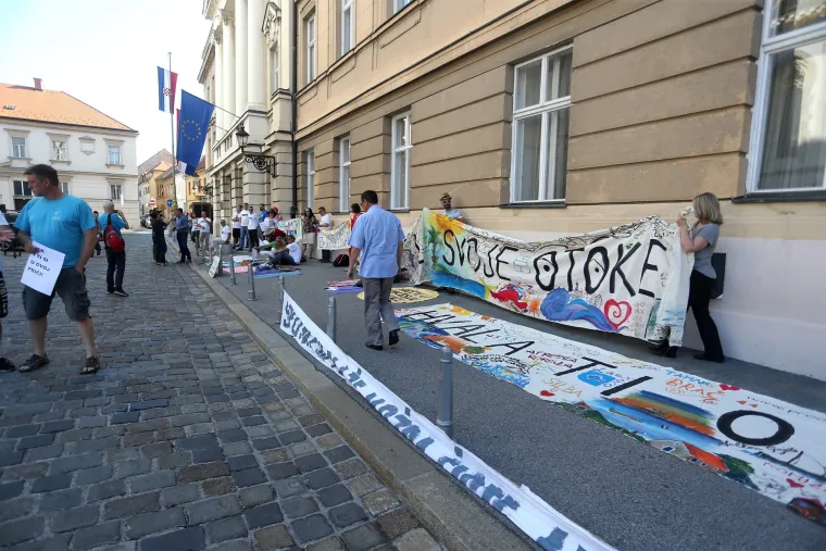 Otočani Markov trg pretvorili u plažu