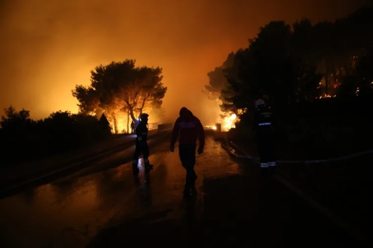 PLAMENI JEZICI NADOMAK KUĆA I HOTELA: Pogledajte kako je izgledala bitka vatrogasaca s velikim požarom kod Tučepa
