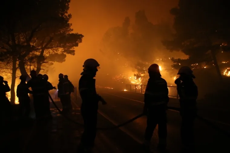 PLAMENI JEZICI NADOMAK KUĆA I HOTELA: Pogledajte kako je izgledala bitka vatrogasaca s velikim požarom kod Tučepa