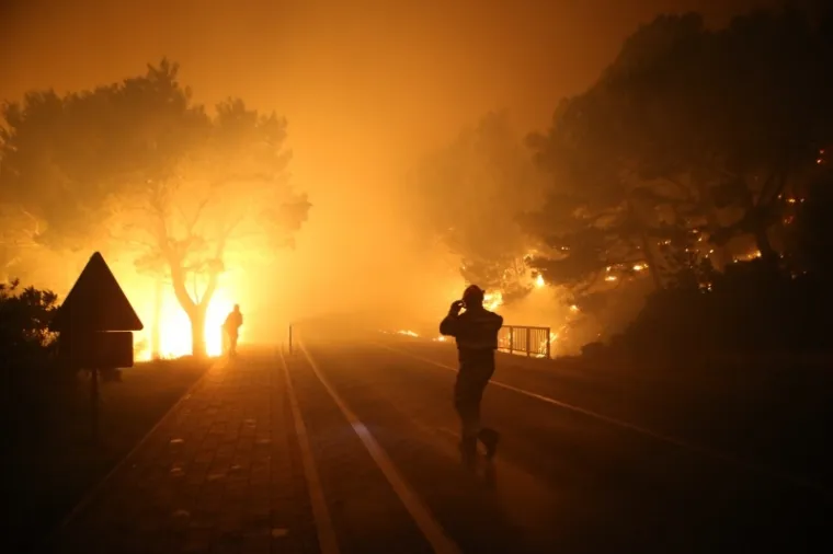 PLAMENI JEZICI NADOMAK KUĆA I HOTELA: Pogledajte kako je izgledala bitka vatrogasaca s velikim požarom kod Tučepa