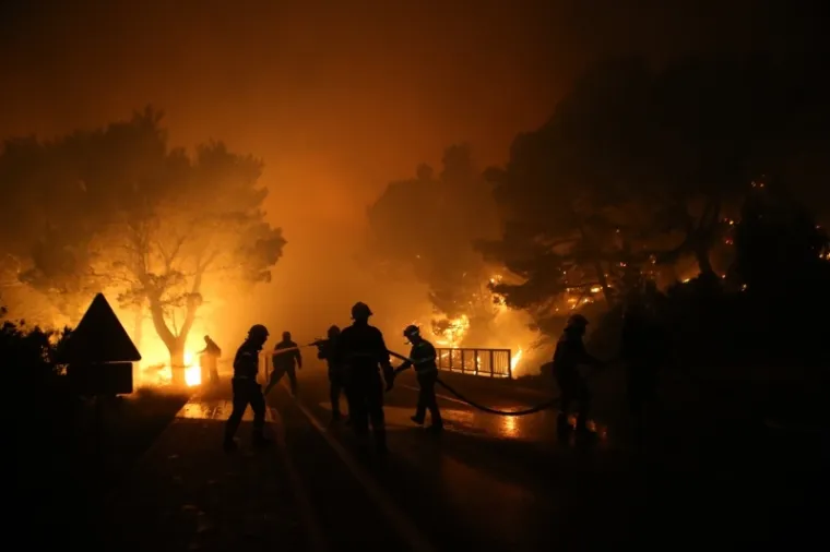 PLAMENI JEZICI NADOMAK KUĆA I HOTELA: Pogledajte kako je izgledala bitka vatrogasaca s velikim požarom kod Tučepa