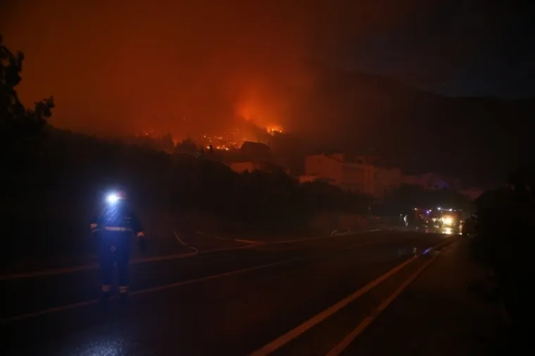 PLAMENI JEZICI NADOMAK KUĆA I HOTELA: Pogledajte kako je izgledala bitka vatrogasaca s velikim požarom kod Tučepa