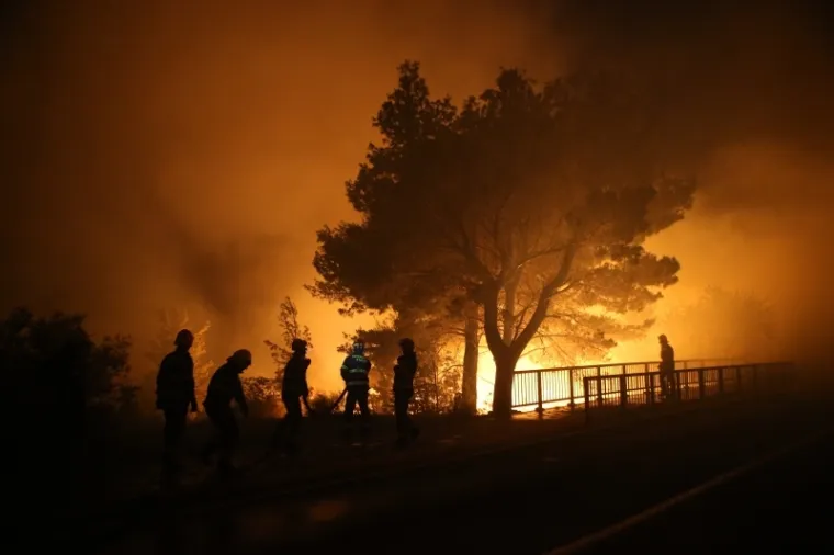 PLAMENI JEZICI NADOMAK KUĆA I HOTELA: Pogledajte kako je izgledala bitka vatrogasaca s velikim požarom kod Tučepa