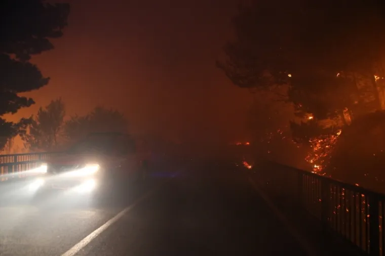 PLAMENI JEZICI NADOMAK KUĆA I HOTELA: Pogledajte kako je izgledala bitka vatrogasaca s velikim požarom kod Tučepa