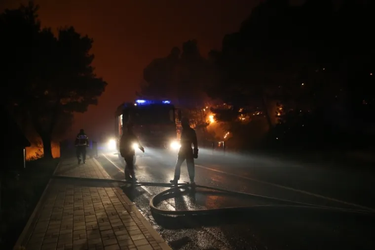 PLAMENI JEZICI NADOMAK KUĆA I HOTELA: Pogledajte kako je izgledala bitka vatrogasaca s velikim požarom kod Tučepa