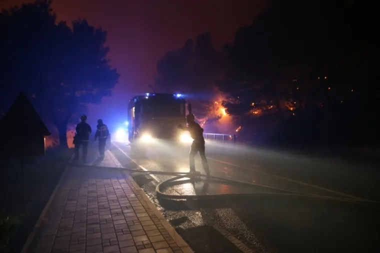 PLAMENI JEZICI NADOMAK KUĆA I HOTELA: Pogledajte kako je izgledala bitka vatrogasaca s velikim požarom kod Tučepa