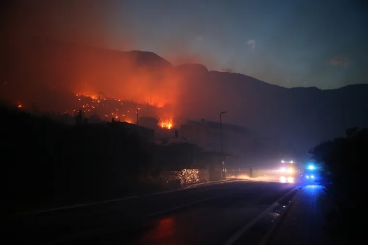 PLAMENI JEZICI NADOMAK KUĆA I HOTELA: Pogledajte kako je izgledala bitka vatrogasaca s velikim požarom kod Tučepa