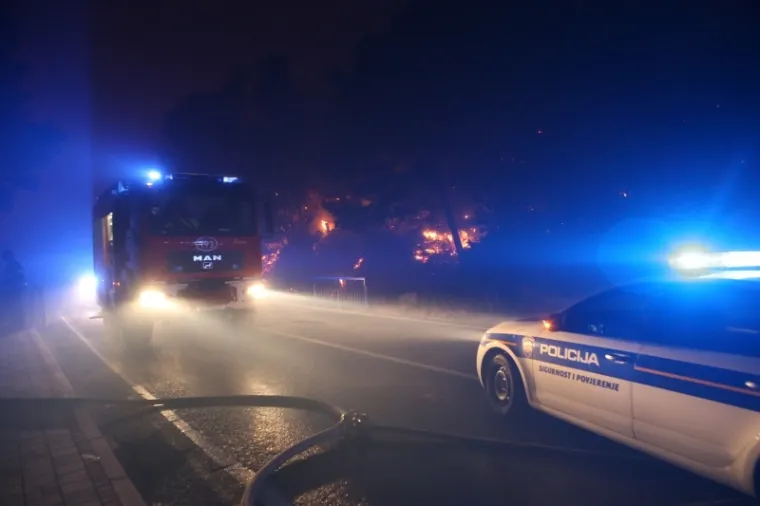 PLAMENI JEZICI NADOMAK KUĆA I HOTELA: Pogledajte kako je izgledala bitka vatrogasaca s velikim požarom kod Tučepa