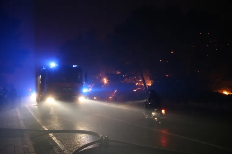 PLAMENI JEZICI NADOMAK KUĆA I HOTELA: Pogledajte kako je izgledala bitka vatrogasaca s velikim požarom kod Tučepa