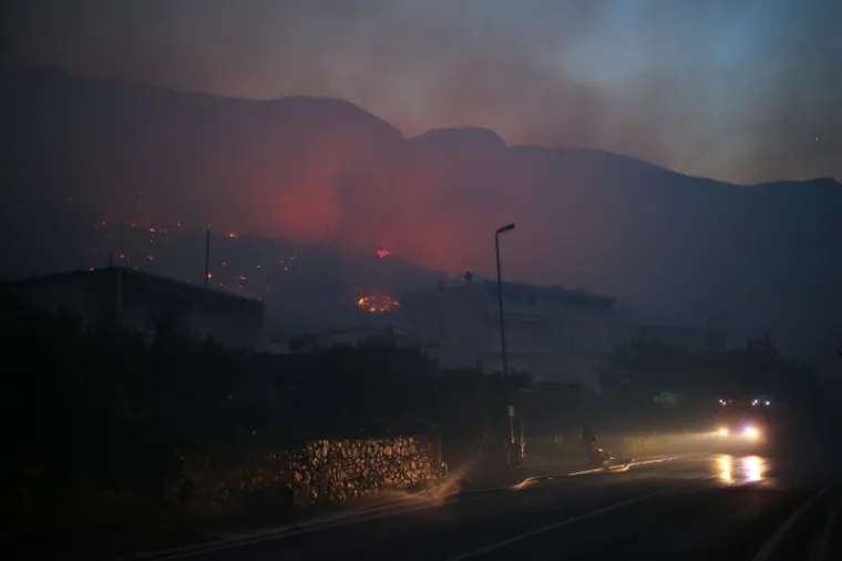 PLAMENI JEZICI NADOMAK KUĆA I HOTELA: Pogledajte kako je izgledala bitka vatrogasaca s velikim požarom kod Tučepa