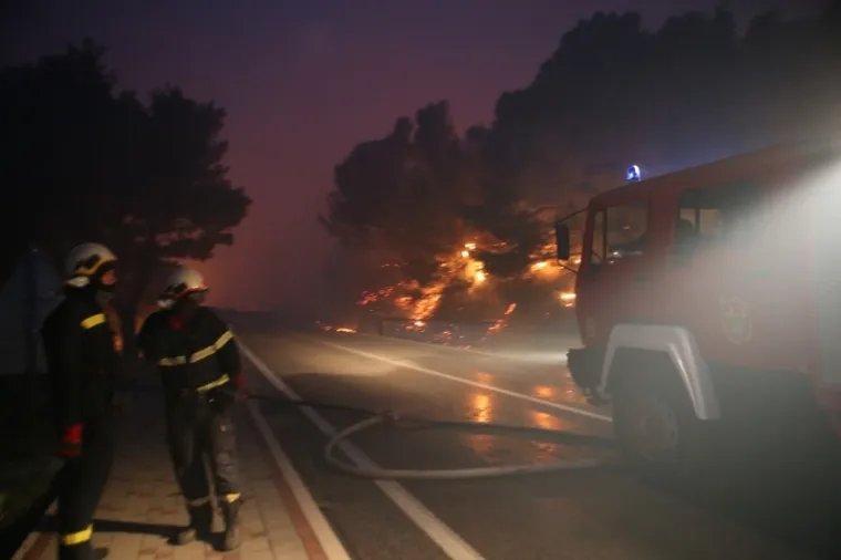 PLAMENI JEZICI NADOMAK KUĆA I HOTELA: Pogledajte kako je izgledala bitka vatrogasaca s velikim požarom kod Tučepa