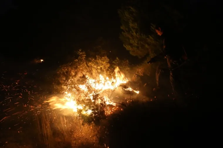 PLAMENI JEZICI NADOMAK KUĆA I HOTELA: Pogledajte kako je izgledala bitka vatrogasaca s velikim požarom kod Tučepa
