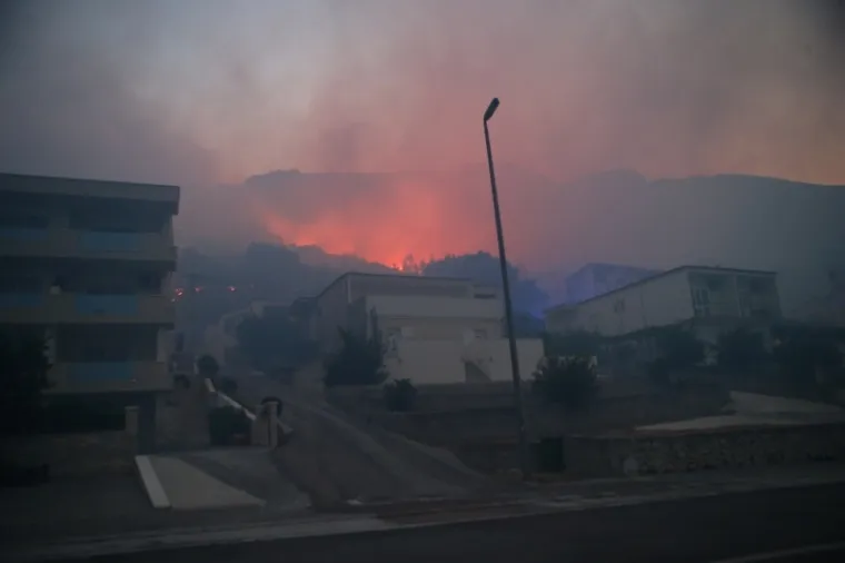 PLAMENI JEZICI NADOMAK KUĆA I HOTELA: Pogledajte kako je izgledala bitka vatrogasaca s velikim požarom kod Tučepa