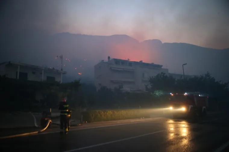 PLAMENI JEZICI NADOMAK KUĆA I HOTELA: Pogledajte kako je izgledala bitka vatrogasaca s velikim požarom kod Tučepa