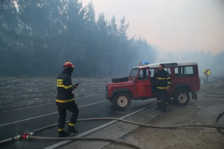 PLAMENI JEZICI NADOMAK KUĆA I HOTELA: Pogledajte kako je izgledala bitka vatrogasaca s velikim požarom kod Tučepa